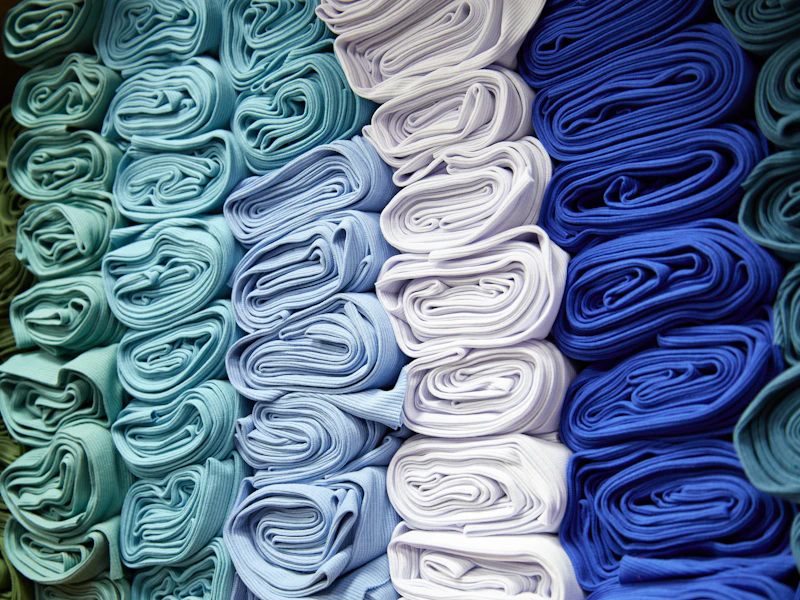 Pilas de telas dobladas preparadas para confeccionar una tirada de ropa