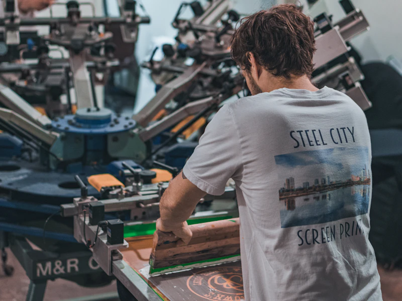 Operario trabajando en una fábrica textil europea durante la producción